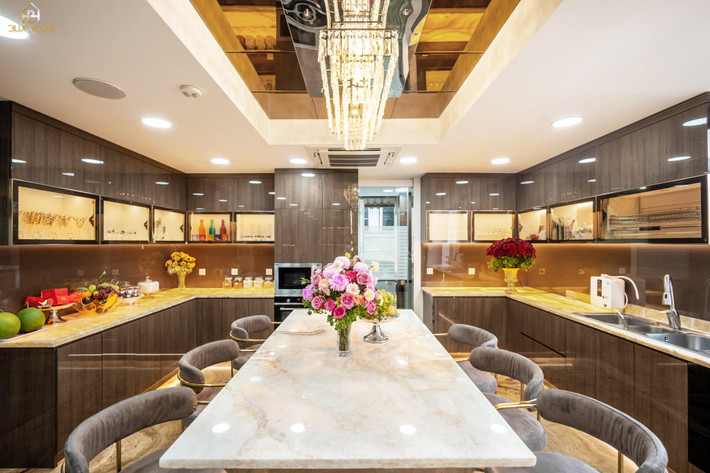 Nam ca sĩ cũng trang hoàng cho căn nhà thêm sinh động bằng những bình hoa tươi.