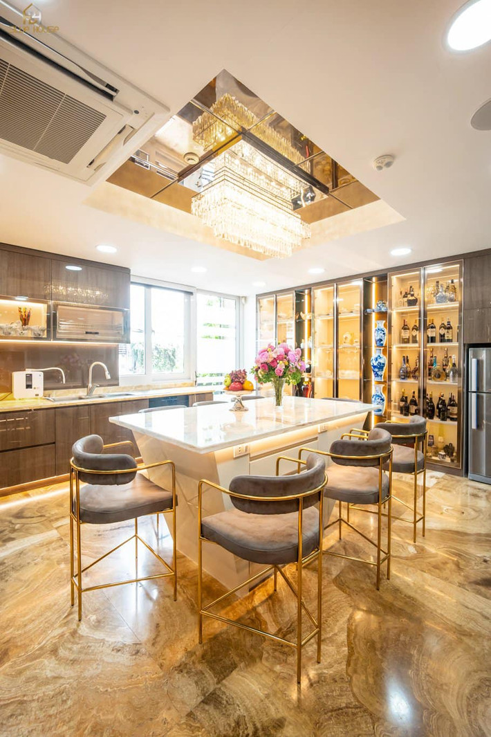 Biệt thự của Đàm Vĩnh Hưng sử dụng hậu hết nội thất gỗ khiến cả không gian vô cùng ấn tượng.