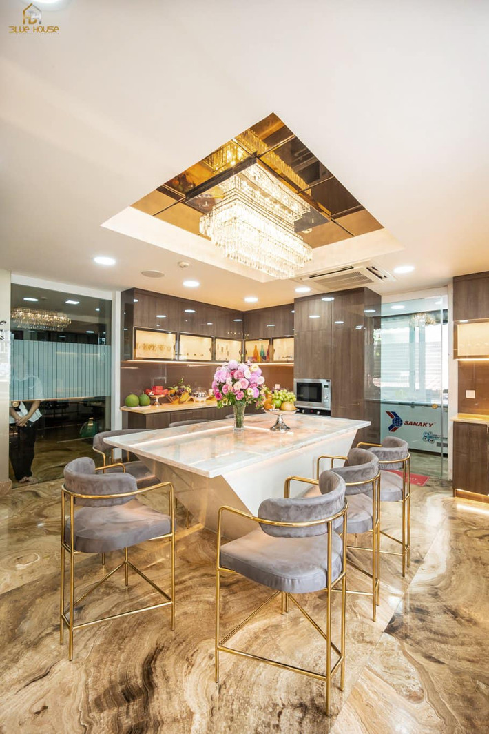 Bàn ăn không quá lớn nhưng hiện đại.