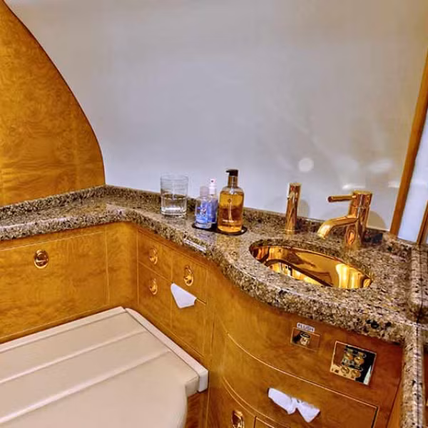 Phòng vệ sinh được thiết kế mạ vàng sang chảnh. Ảnh: Robb Report