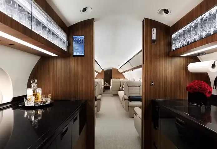 Máy bay dài 30m, với tổng cộng 19 chỗ ngồi, được trang bị đầy đủ tiện nghi, có nơi chuẩn bị đồ ăn và thức uống. Ảnh: BI