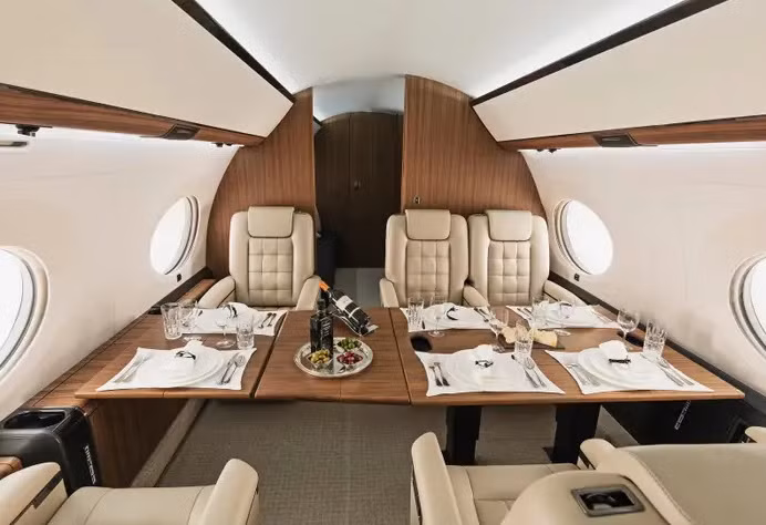 Những chiếc bàn gấp được xếp gọn ở cạnh và có thể kết hợp với nhau để tạo thành bàn ăn. Ảnh: BI