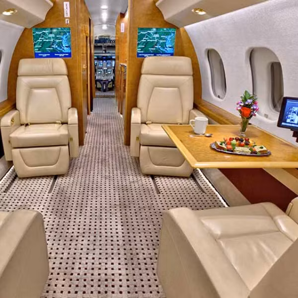Chiếc Bombardier của Bill Gates thuộc loại máy bay thương mại “cao cấp” trên thế giới, có thể chở 8 người trên độ cao 15km so với mực nước biển và bay xa tới 10.500km. Ảnh: Robb Report