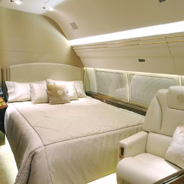 Trên máy bay có cả phòng ngủ, phòng ăn và cả phòng khách, đặc biệt chiếc chuyên cơ có cả một phòng tắm riêng với đồ dùng dát vàng 24 karat. Ảnh: YouTube The Trump Organization