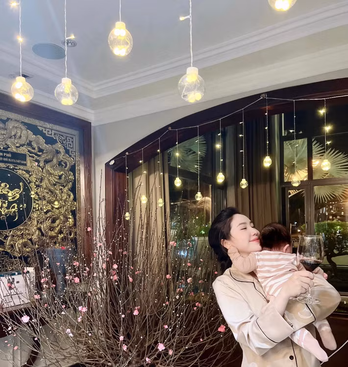 Biệt thự của Bảo Thy đặt một cây đào to, bung hoa rực rỡ.