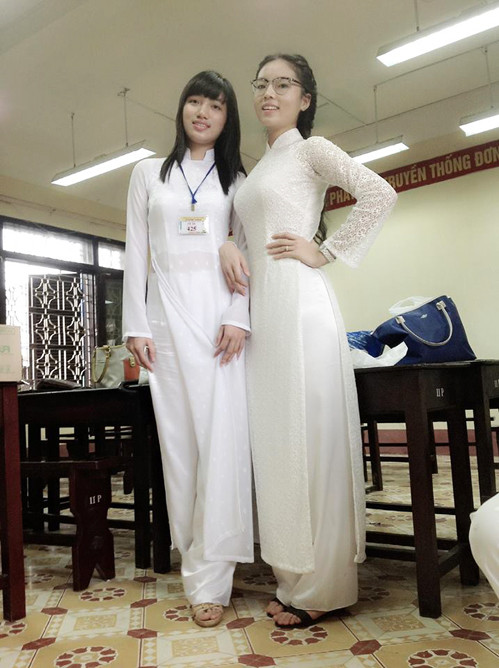 Cô nàng có cái tên rất hay Nguyễn Cao Kỳ Duyên (phải) vừa tốt nghiệp trường THPT chuyên Lê Hồng Phong, Nam Định năm vừa rồi thường được bạn bè khen ngợi là đẹp như hoa hậu.
