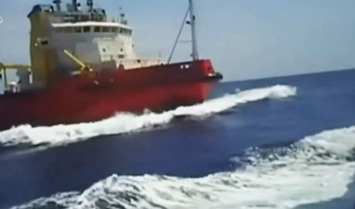 Tàu kéo Tân hải 285 sử dụng tốc độ cao đâm thẳng...