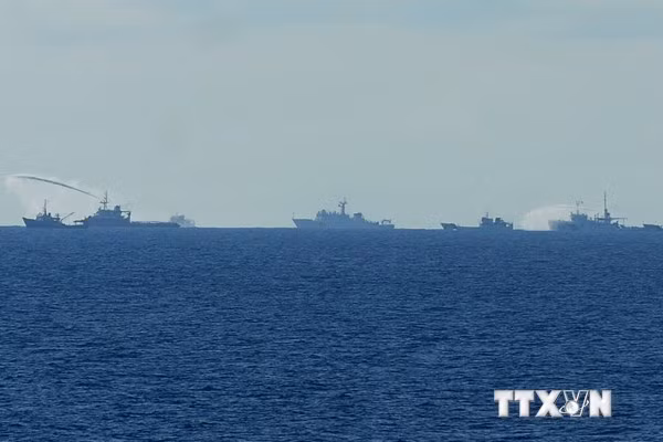 Tàu Trung Quốc vây ép...