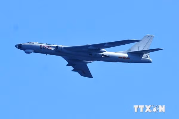 Sáng 1/6, máy bay trinh sát điện từ mang số hiệu 81223 bay ở độ cao từ 300-500m trên vùng biển Trung Quốc hạ đặt trái phép dàn khoan Hải Dương 981. (Ảnh: Sơn Bách/Vietnam+)