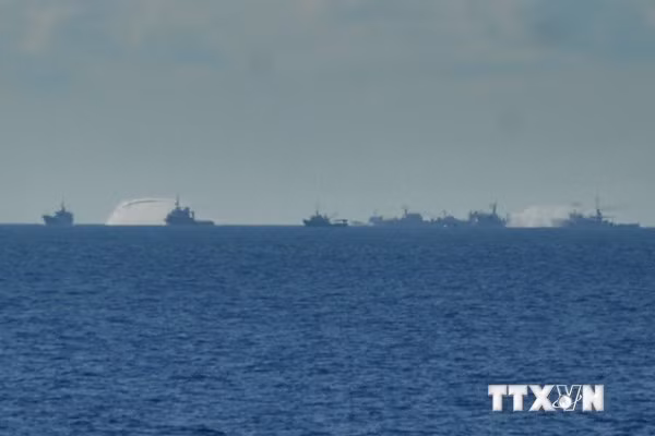 Xem clip Tàu Trung Quốc hùng hổ vây ép tàu chấp pháp Việt Nam - tại đây hoặc click vào hình ảnh.