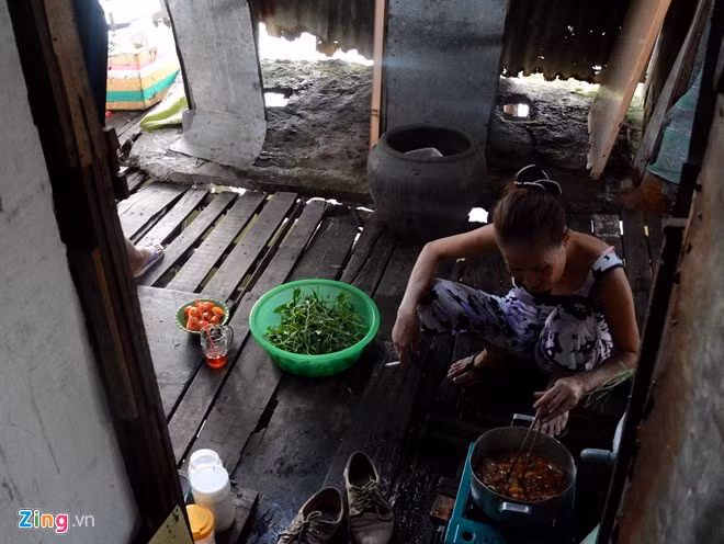 Khu vực nấu ăn chung của một xóm trọ trên đường Trần Xuân Soạn, phường Tân Kiểng, quận 7.