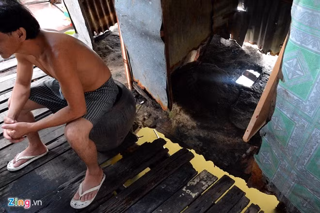 Nhà vệ sinh kiêm nhà tắm làm bằng tấm bê tông hoặc ván gỗ có lỗ là đặc trưng của những ngôi nhà này.