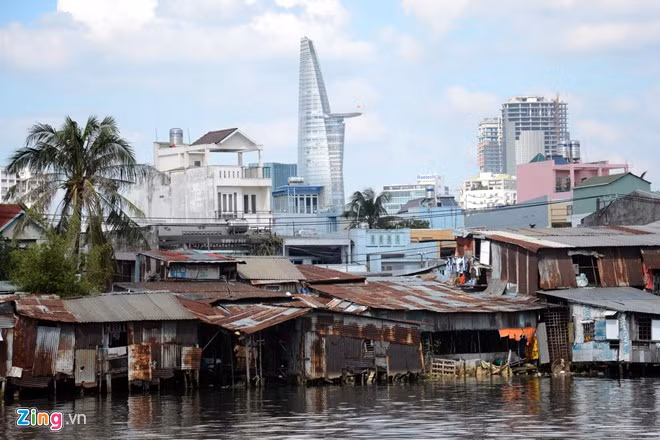 Những khu nhà này là nơi cư ngụ của những gia đình nghèo khổ, những người buôn thúng bán bưng, xích lô, xe thồ... Chúng được làm tạm bợ bằng những tấm tôn hoen gỉ, những tấm ván mục nát, tồi tàn. Nằm cách đó không xa là tòa nhà cao nhất Sài Gòn.