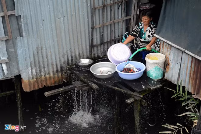 Nước thải, chất thải, rác của người dân sinh sống ở đây phần lớn xả trực tiếp xuống kênh.