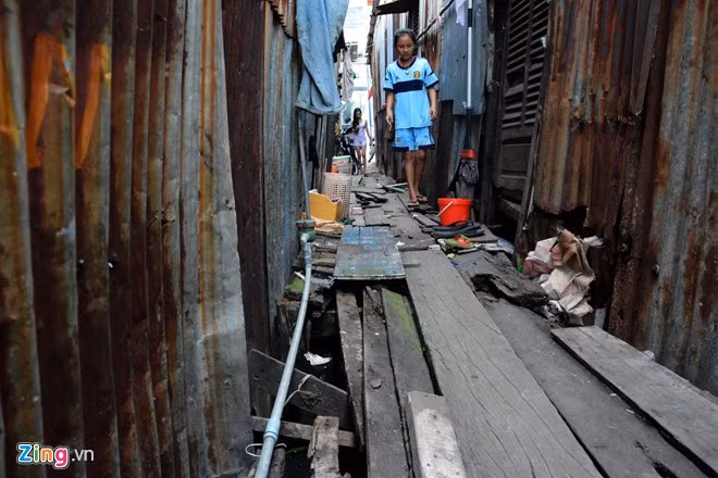 Những ngôi nhà lụp xụp này tập trung nhiều nhất dọc hai bên Kênh Tẻ, Kênh Đôi thuộc các đường Trần Xuân Soạn, Tôn Thất Thuyết, Phạm Thế Hiển của quận 4, 7 và 8. Phần lớn các ngôi nhà đều có chiều ngang 3 m, dài khoảng 15 m, trong đó 10 m là nằm trên mặt nước, 5 m còn lại thuộc phần lối đi lát bằng ván tạp lỏng lẻo.