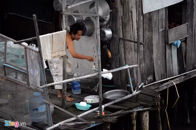 Hầu hết các nhà chồ đều được cơi nới ra hai bên kênh hàng chục mét. Những khi triều cường dâng hay tàu thuyền chạy nhanh, sóng nước và rác lại ngập sàn nhà.