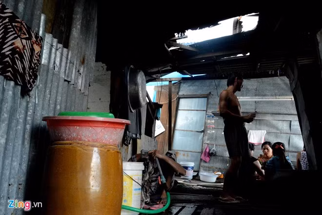 Theo thống kê, tại TP.HCM còn hơn 4.400 hộ dân sống trên kênh rạch nằm trong diện phải di dời, giải toả nhằm tạo cuộc sống tốt hơn cho người dân và đem lại bộ mặt văn minh đô thị.