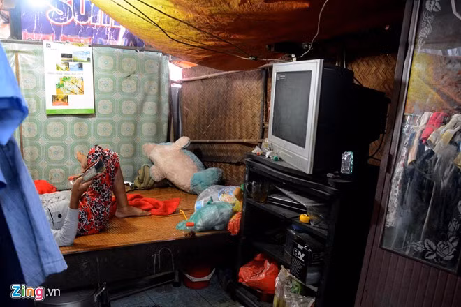 Những căn phòng chật chội, che chắn bằng bạt, phên, phía ngoài là những tấm tôn hoen gỉ. Trời nắng thì nóng bức, mưa lại ướt hết đồ. Hầu hết những người sống ở các khu "ổ chuột" là dân nhập cư tỉnh lẻ, lao động nghèo, cuộc sống rất khó khăn.