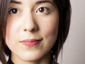 Clip đầu tiên của Daniela xuất hiện trên Youtube cách đây khoảng 3 năm. Ấn tượng đầu tiên của khán giả là nét đẹp cổ điển, vẻ thuần khiết của Daniela.