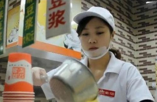 Tuy nhiên Liu lại rất ngại nói về bản thân mình. Cô chỉ cho biết mình sinh năm 1990, quê gốc ở Hồ Bắc, từng là một sinh viên nhưng do điều kiện khó khăn nên cô đã đi làm phục vụ ở nhiều quán cafe, sau đó đến trường Hoa Trung... Liu rất vui, cảm thấy vinh dự khi được nhiều sinh viên quý mến, thậm chí là viết thư làm quen, tỏ tình.