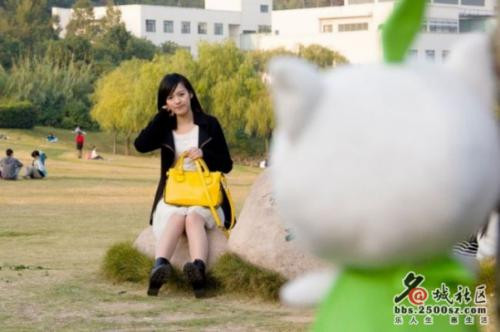 Thiếu nữ bán rau xinh đẹp này tuy giấu tên tuổi của mình nhưng cô chia sẻ rằng cô ăn rau mỗi ngày để có được cơ thể khỏe mạnh, nước da đẹp. Cô gái còn khẳng định không có người phụ nữ xấu xí, chỉ có những người lười biếng và có lối sống không lành mạnh.