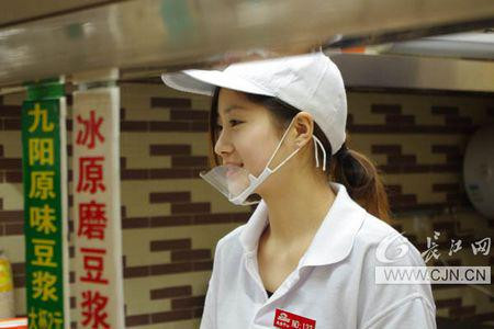 Cô gái bán sữa đậu nành tên Liu, làm việc trong căng tin trường Đại học Khoa học và Kỹ thuật Hoa Trung, Trung Quốc, không chỉ được các sinh viên yêu quý, mà hình ảnh của cô cũng gây nên một cơn sốt trên mạng xã hội.