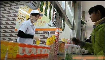 Liu bán sữa đậu nành, cô có nước da trắng, khuôn mặt thanh tú và đặc biệt rất thân thiện với các sinh viên. Một vài sinh viên của trường Hoa Trung đã từng viết blog về cô gái xinh đẹp này, rằng vẻ đẹp, cử chỉ, cùng cái cách mà cô gái này mang đến cho họ một ly sữa vào mỗi buổi sáng khiến họ rất có cảm tình với cô.