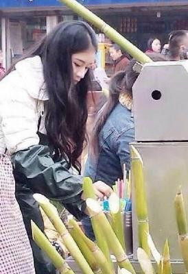 Trong trang phục giản dị, khuôn mặt tươi tắn, cử chỉ dịu dàng của cô gái bán nước mía thu hút rất đông các du khách. Ảnh của “Tây Thi nước mía” xuất hiện trên nhiều trang mạng và khiến nhiều người tò mò, tích cực tìm kiếm thông tin về công nàng này.