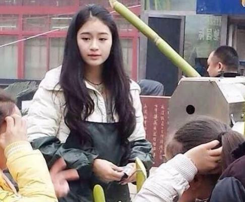 “Tây Thi nước mía” là biệt danh mà cư dân mạng Weibo, Trung Quốc dùng để gọi cô gái xinh xắn làm công việc bán nước mía trên đường phố này. Cô gái được trông thấy cùng quầy nước mía của mình tại quảng trường Đông Phương, thành phố Tự Cống, tỉnh Tứ Xuyên.