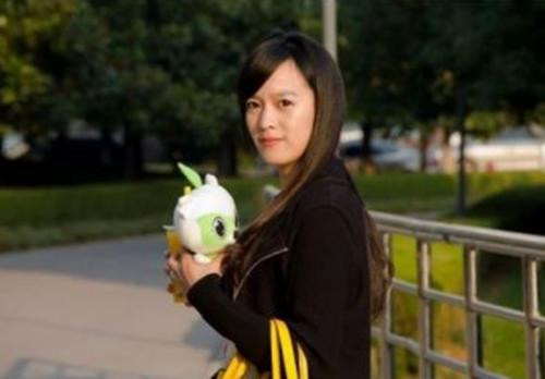 Cô gái xinh xắn này được biết đến sau khi một bài viết với nội dung kể lại cuộc gặp gỡ của một vị khách đi chợ gặp cô gái bán rau xinh đẹp được chia sẻ lên mạng. Tác giả bài viết này đã kể rằng anh ta bị nét đẹp của cô gái bán rau này cuốn hút ngay từ cái nhìn đầu tiên.