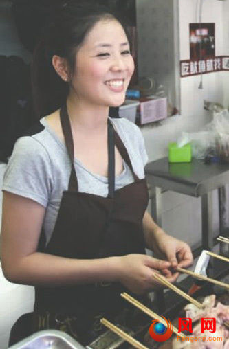 Diao Han Jing dù làm thêm công việc buôn bán rất vất vả, thường phải tiếp xúc với than, củi nhưng vẫn giữ được nước da trắng hồng. Nụ cười ngọt ngào của Diao Han Jing khiến những vị khách cảm thấy vui vẻ và rất có thêm thiện cảm, động lực để trở lại quán ăn của cô hơn.