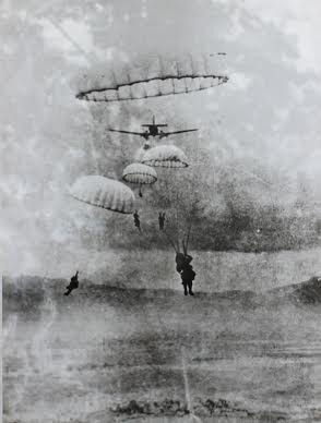 Quân Pháp nhảy dù xuống Điện Biên Phủ ngày 20/11/1953.