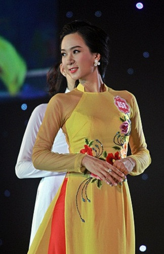 Ngoài vẻ đẹp dịu dàng mang đậm chất miền Nam, Tú Anh còn có năng khiếu làm thơ... Những yếu tố này đã giúp Tú Anh tự tin cạnh tranh cùng với 39 người đẹp khác trong vòng chung khảo phía Nam Hoa hậu Việt Nam 2014. Ảnh: BTC.