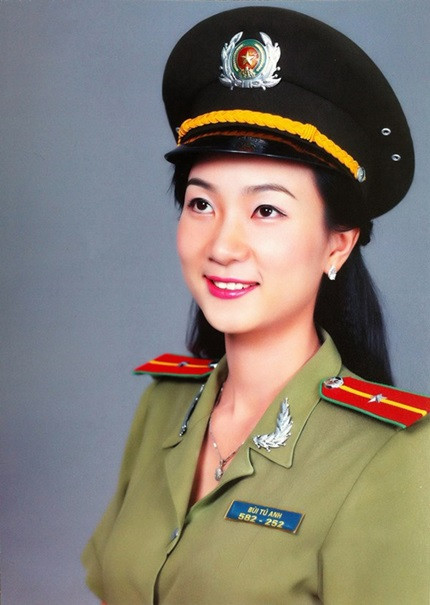 Điều đặc biệt, Bùi Tú Anh là một nữ thiếu úy công an đang công tác tại Công an huyện Gò Quao, tỉnh Kiên Giang. Ảnh: Fanpage Tôi yêu Kiên Giang.