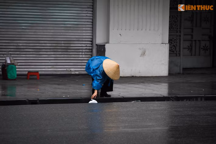 Cảnh tượng những người phụ nữ lam lũ, buôn thúng bán mẹt, kiếm sống trên vỉa hè có thể dễ dàng bắt gặp ở mọi lúc, mọi nơi. Nhưng chứng kiến những hình ảnh này trong ngày Quốc tế Phụ nữ có thể gợi lên nhiều suy ngẫm.