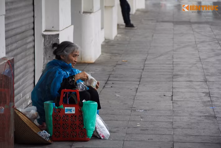 Bà Tần, 64 tuổi bán tăm tre trên vỉa hè phố Lê Thái Tổ cho hay bà chẳng cần biết hôm nay là ngày gì, chỉ biết hôm nay trời mưa tầm tã, bà không bán nổi gói tăm nào từ sáng đến chiều.
