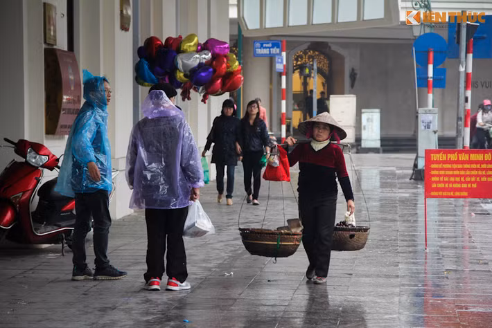 Với những người phụ nữ làm nghề bán hàng rong, buôn phế liệu... ngày 8/3 vẫn chỉ như một ngày bình thường, thậm chí còn có thêm những nỗi lo canh cánh.