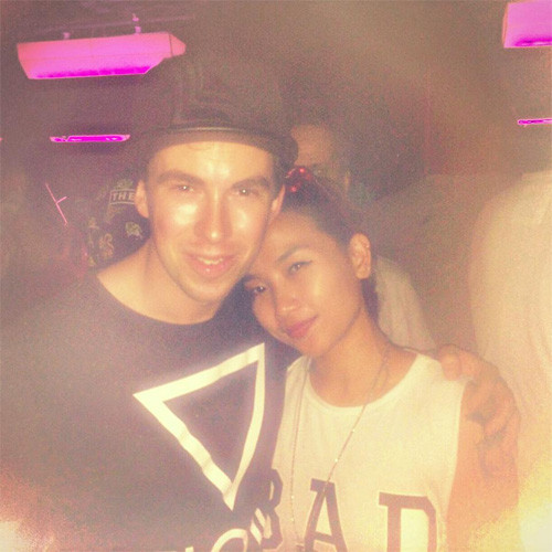 Không chỉ được chụp ảnh chung với Hardwell, Thu Hiền còn kể lại rằng cô được chàng DJ đẹp trai hôn lên má và nói thầm vào tai "Rất vui khi được gặp em". Hình ảnh và câu chuyện Thu Hiền kể lại khiến nhiều cô nàng khác phát ghen và giúp cô nàng bỗng nhiên được rất nhiều người hỏi thăm.