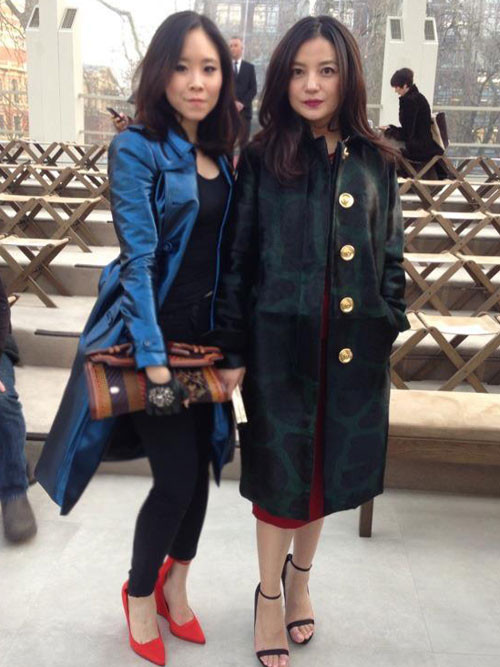 Hồi tháng 2/1013, cư dân mạng Việt bất ngờ khi một cô gái có nickname Nga H N’guyen khoe lên trang cá nhân bức ảnh chụp chung với ngôi sao xứ Hoa ngữ Triệu Vy. Triệu Vy là một nữ diễn viên rất quen thuộc với khán giả Việt Nam và có rất nhiều fan nên dễ hiểu vì sao các fan Việt của nữ diễn viên này lại phát ghen khi Nga H N’guyen khoe ra bức ảnh này.