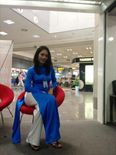 Sau bức ảnh tự sướng với Beckham, Hin Phuong bất ngờ trở thành nhân vật được cư dân mạng quan tâm và săn lùng nhiều thông tin. Được biết, Hin Phuong sinh năm 1986, là tiếp viên tại Cảng Hàng không Quốc tế Nội Bài, Hà Nội. Bức ảnh bên cạnh Beckham là do Hin Phuong nhờ một thành viên trong đoàn phục vụ chụp hộ.