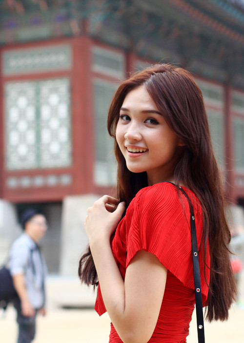 Cô gái trẻ cũng không quên chụp một bức ảnh với thần tượng của mình. Xinh đẹp và may mắn được chụp ảnh với sao nổi tiếng giúp Hồng Ân được nhiều trang tin giới trẻ mời phỏng vấn.