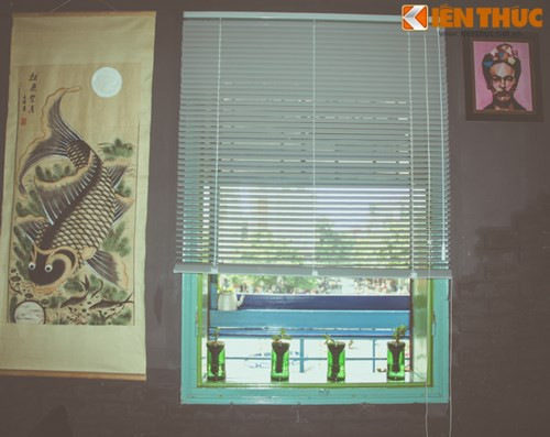 Lối vào quán Chuyện xăm hơi gian nan cách trở khi phải đi xuyên qua một con ngõ của khu tập thể, với lối đi nhỏ và khá ngoằn ngoèo.