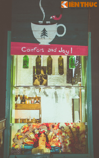 Anh Đông Á - chủ quán cafe và là một thợ xăm chuyên nghiệp cho biết, mỗi hình xăm trên cơ thể đều có một ý nghĩa và chính từ những hình xăm đó cũng với mỗi người lại là một câu chuyện. Có thể đó là một kỷ niệm như ngày sinh hay ngày cưới hoặc là một hình ảnh gọi lại cho bạn một câu chuyện có thể buồn, có thể vui...