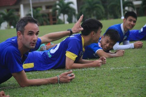 Hiện tại, các cầu thủ HAGL, lứa Công Phượng, Tuấn Anh đang được huấn luyện thể lực với sự trợ giúp của một vị HLV người Pháp. Hàng ngày họ tích cực tập luyện tại trung tâm huấn luyện Hàm Rồng - Gia Lai với những quy định nghiêm ngặt về giờ giấc.