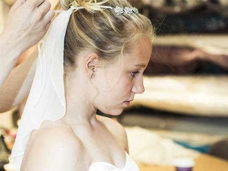 Blog của Thea thu hút số lượng người xem khổng lồ chỉ trong một ngày đăng thông báo tổ chức lễ cưới. Trên nhiều diễn đàn mạng, fanpage của Na Uy cũng đăng tin và các cuộc tranh luận nổ ra. Đa số các cư dân mạng đều tỏ ra khó hiểu, bức xúc vì nạn tảo hôn đang diễn ra một cách ngang nhiên. Thậm chí có người còn yêu cầu bỏ tù bố mẹ và người chồng 37 tuổi của Thea vì đã "hại đời cô bé".