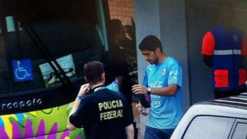 Dù được trọng tài bỏ qua trong trận đấu nhưng sau cú "phốt" này tiền đạo Luis Suarez đã bị Liên đoàn bóng đá thế giới (FIFA) cấm thi đấu 9 trận và không được tham gia các hoạt động liên quan tới bóng đá trong 4 tháng. Đây là một hình phạt khá nặng và khiến Suarez mất luôn World Cup.