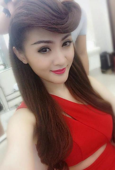 Kelly từng tham gia nhiều cuộc thi sắc đẹp và đạt được các thành tích đáng kể. Hot girl này nổi bật với vẻ đẹp sexy rất quyến rũ.
