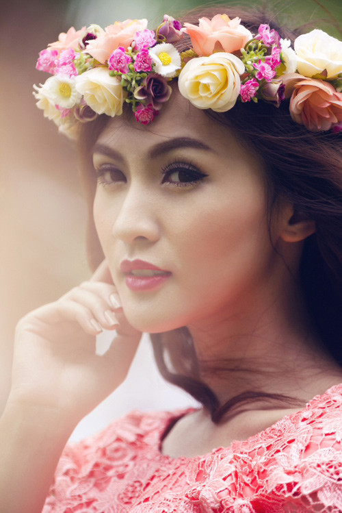 Sau khi đạt danh hiệu Miss Ảnh trong cuộc thi Miss Teen 2008, Kelly Nguyễn Thụy Tú Anh nhanh chóng nổi tiếng, trở thành một hot girl đình đám.