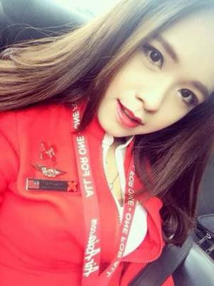 Hình ảnh Winky Loke mặc đồng phục của tiếp viên hàng không được trang Tallypress, Malaysia mô tả là "xinh đẹp như thiên thần".