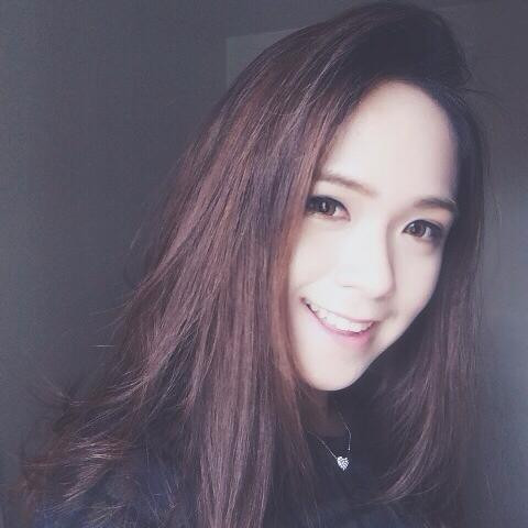 Mỗi bức ảnh của Winky Loke trên Instagram thường được nhận trên 2 nghìn lượt thích. Hầu hết bạn bè, cư dân mạng đều khen ngợi Winky Loke là rất xinh đẹp và thời trang.